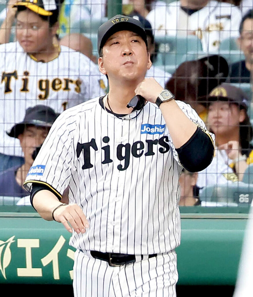 ＤｅＮＡに敗れ、試合後ファンにあいさつするためにベンチを出る藤川球児監督　（カメラ・馬場　秀則）