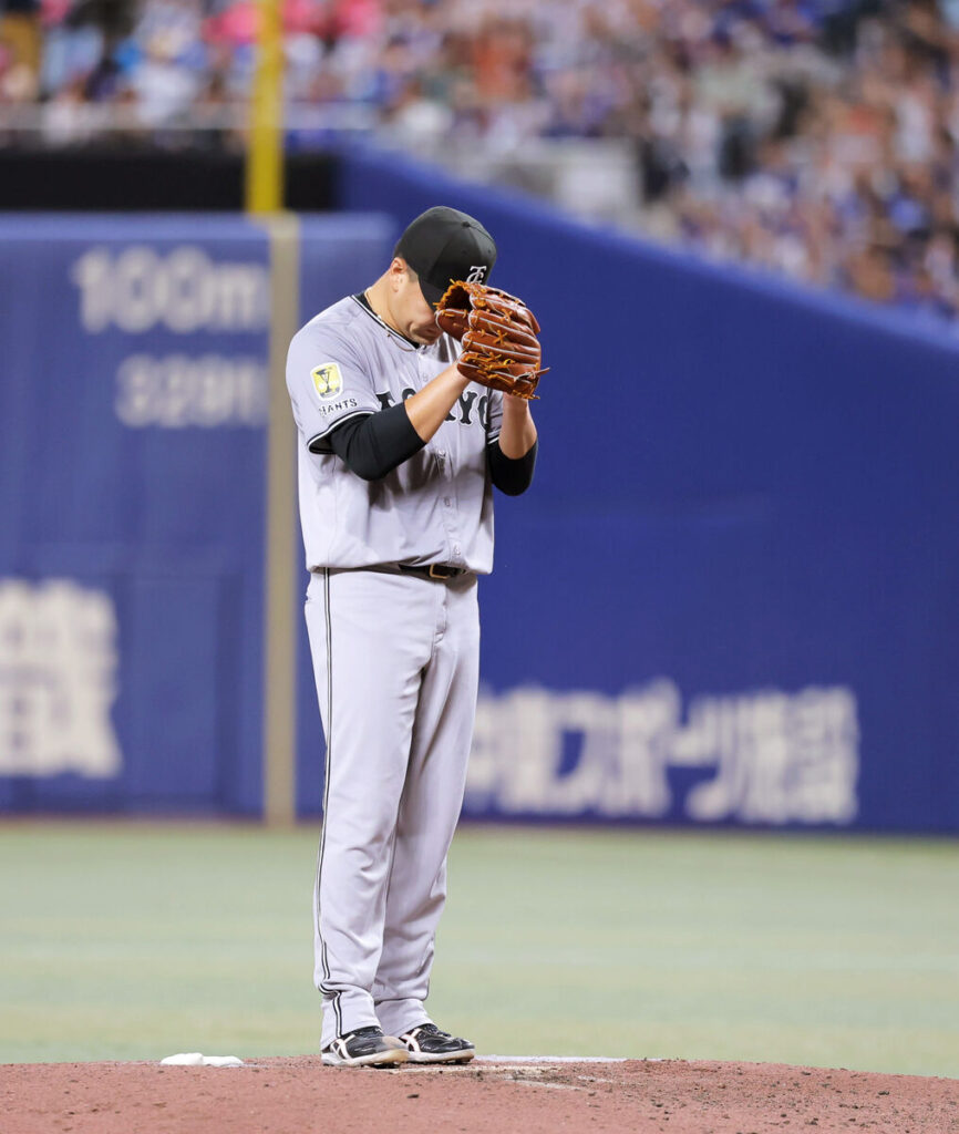 ６回途中で降板となり、マウンドで悔しそうな様子を見せた田中将（カメラ・小林　泰斗）