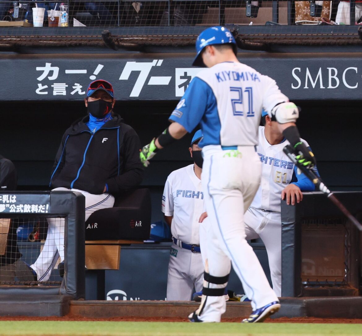 日本ハムが痛恨完封負け プロ初中4日で7回2失点の伊藤を見殺し 七回まさかの3者連続三振にベンチで呆然(デイリースポーツ) – Yahoo!ニュース – Yahoo!ニュース 日本ハムが痛恨完封負け プロ初中4日で7回2失点の伊藤を見殺し 七回まさかの3者連続三振にベンチで呆然(デイリースポーツ) - Yahoo!ニュース - Yahoo!ニュース