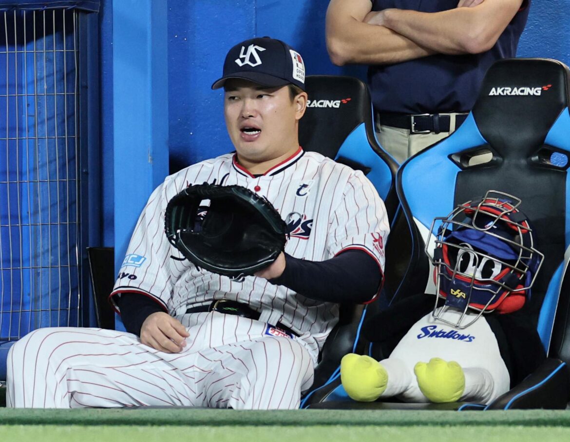 ヤクルト 村上宗隆がベンチでキャッチャーミットのレアシーン 隣にはマスクをかぶったつば九郎人形 ２戦連続欠場も仲間の活躍に喜び爆発（デイリースポーツ） - Yahoo!ニュース - Yahoo!ニュース