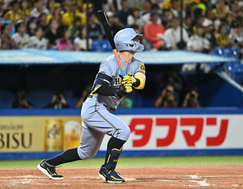 【阪神】佐藤輝明「今は敵なので」昨季まで同僚青柳初対決で打ち砕き掛布以来生え抜き40号王手 – nikkansports.com ヤクルト対阪神 2回表阪神無死、佐藤輝は左中間へ先制ソロ本塁打を放つ(撮影・滝沢徹郎)