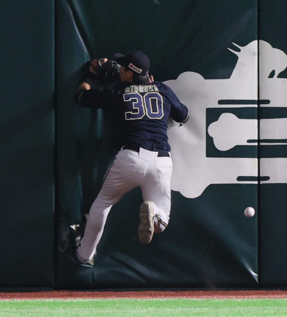 みずほペイペイドームの中堅左脇フェンスが試合中に破損 珍ハプニングで補修のため3分間中断（サンケイスポーツ） - Yahoo!ニュース - Yahoo!ニュース