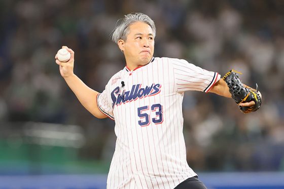 46歳とは思えない速球に「まだまだ健在」 始球式で現れた”剛腕”に騒然「容赦ないw」 | Full-Count 46歳とは思えない速球に「まだまだ健在」 始球式で現れた"剛腕"に騒然「容赦ないw」 | Full-Count