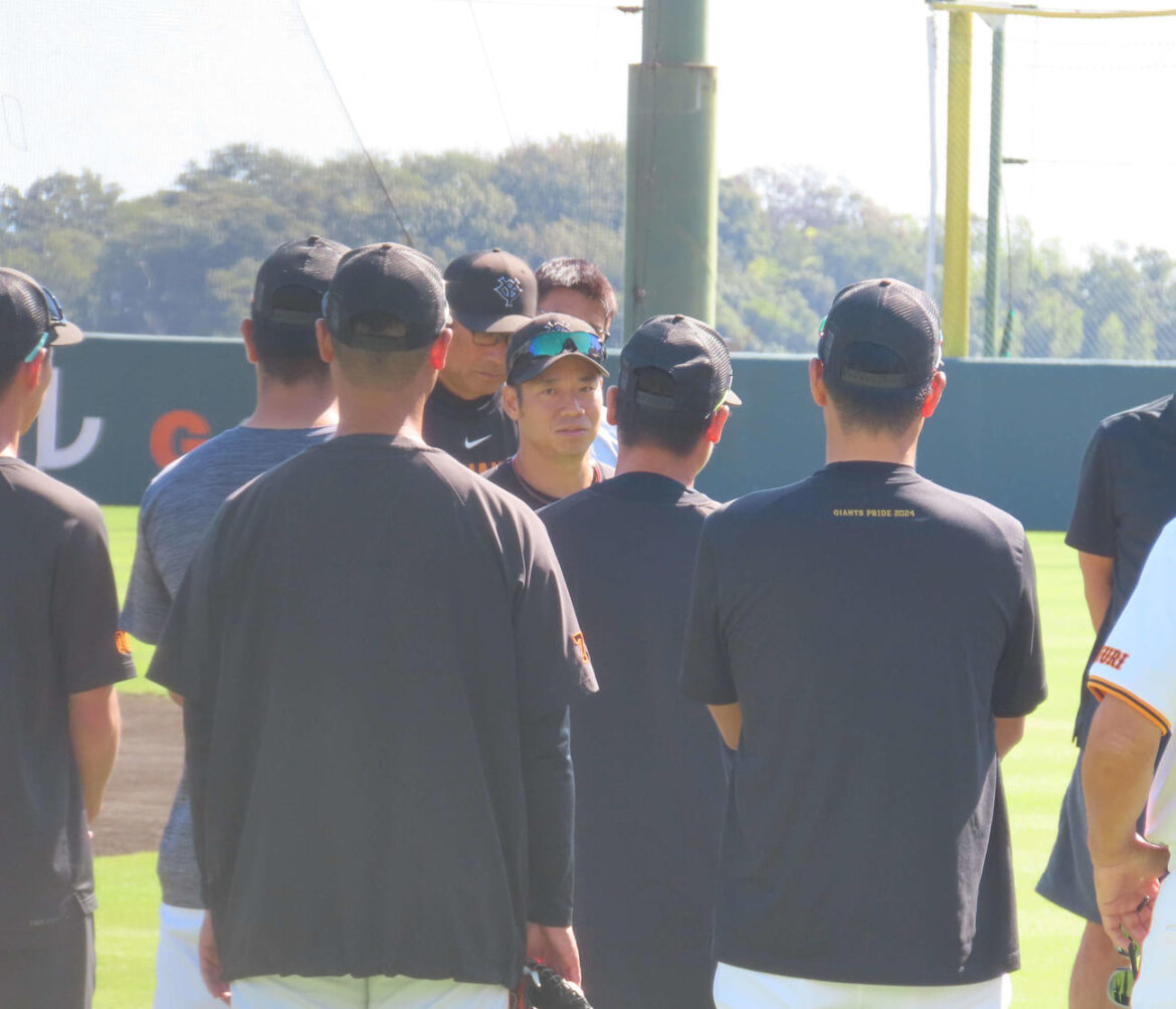 3軍練習開始前に選手、首脳陣にあいさつする巨人近藤