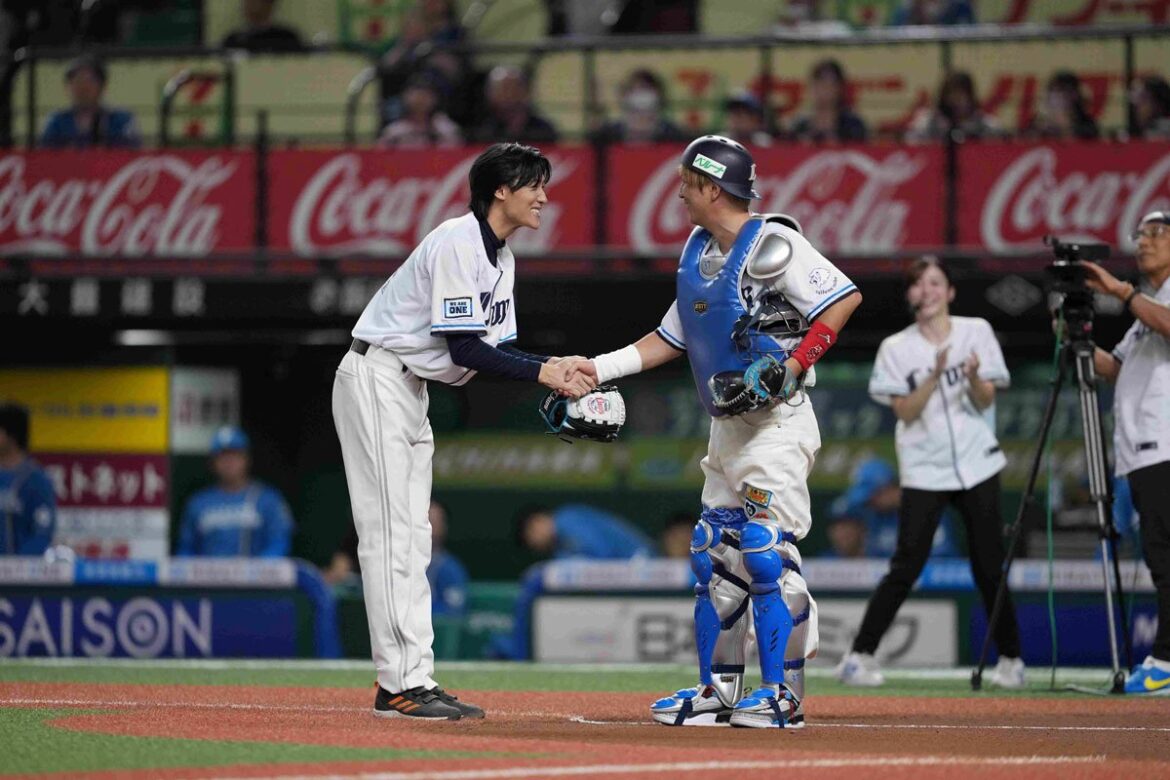 【西武】上地雄輔がセレモニアルピッチに登場 松谷鷹也のショートバウンド投球受け止め大歓声（東スポWEB） - Yahoo!ニュース - Yahoo!ニュース