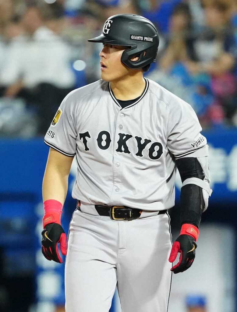 ハマスタ騒然！ 巨人投手陣3与死球のあと、DeNA伊勢が岡本に死球 岡本しばらくにらみ続ける（スポニチアネックス） - Yahoo!ニュース - Yahoo!ニュース