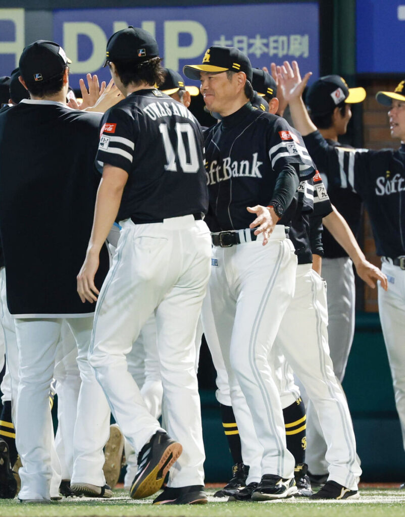 優勝へのマジックを１とし、ナインを迎える小久保裕紀監督（カメラ・宮崎　亮太）