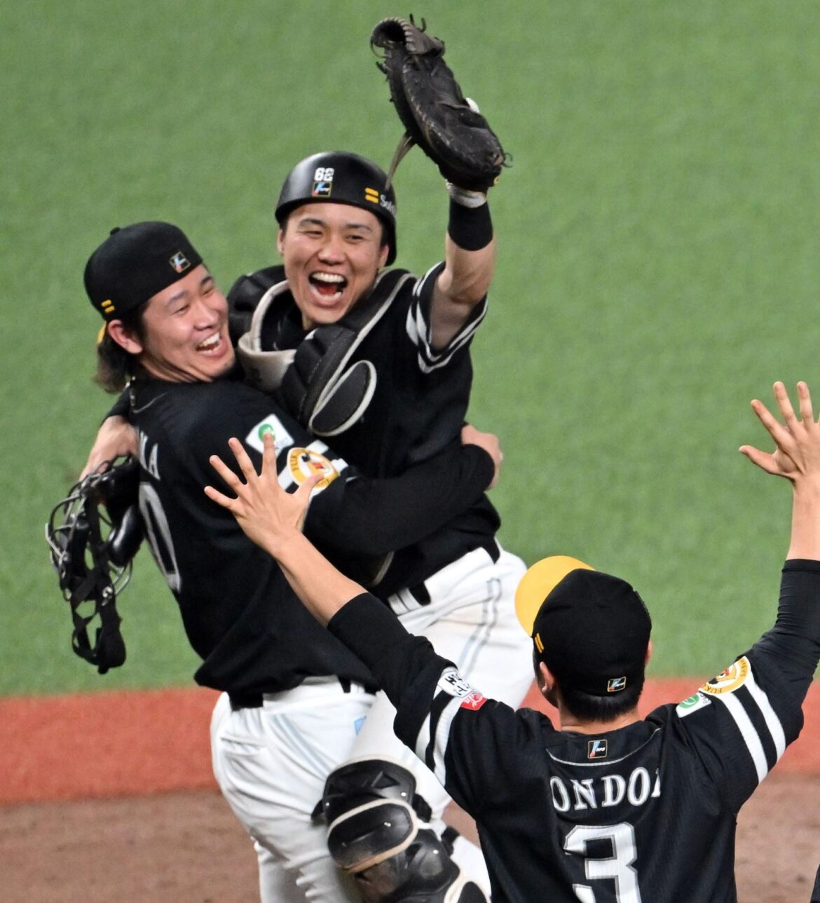 「感謝していたんで…僕が抱っこしたいなって」ソフトバンクの胴上げ投手杉山一樹が大谷翔平ばりのグラブ投げをした理由(西スポWEB OTTO!) – Yahoo!ニュース – Yahoo!ニュース 「感謝していたんで…僕が抱っこしたいなって」ソフトバンクの胴上げ投手杉山一樹が大谷翔平ばりのグラブ投げをした理由(西スポWEB OTTO!) - Yahoo!ニュース - Yahoo!ニュース