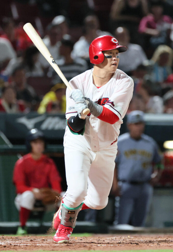 【広島】小園海斗、三塁側ベンチから現役引退ヤクルト川端慎吾の打席を直立不動で見守る（日刊スポーツ） - Yahoo!ニュース - Yahoo!ニュース