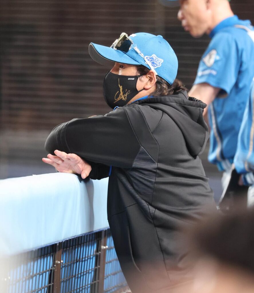 ベンチから戦況を見つめる新庄剛志監督（カメラ・池内　雅彦）