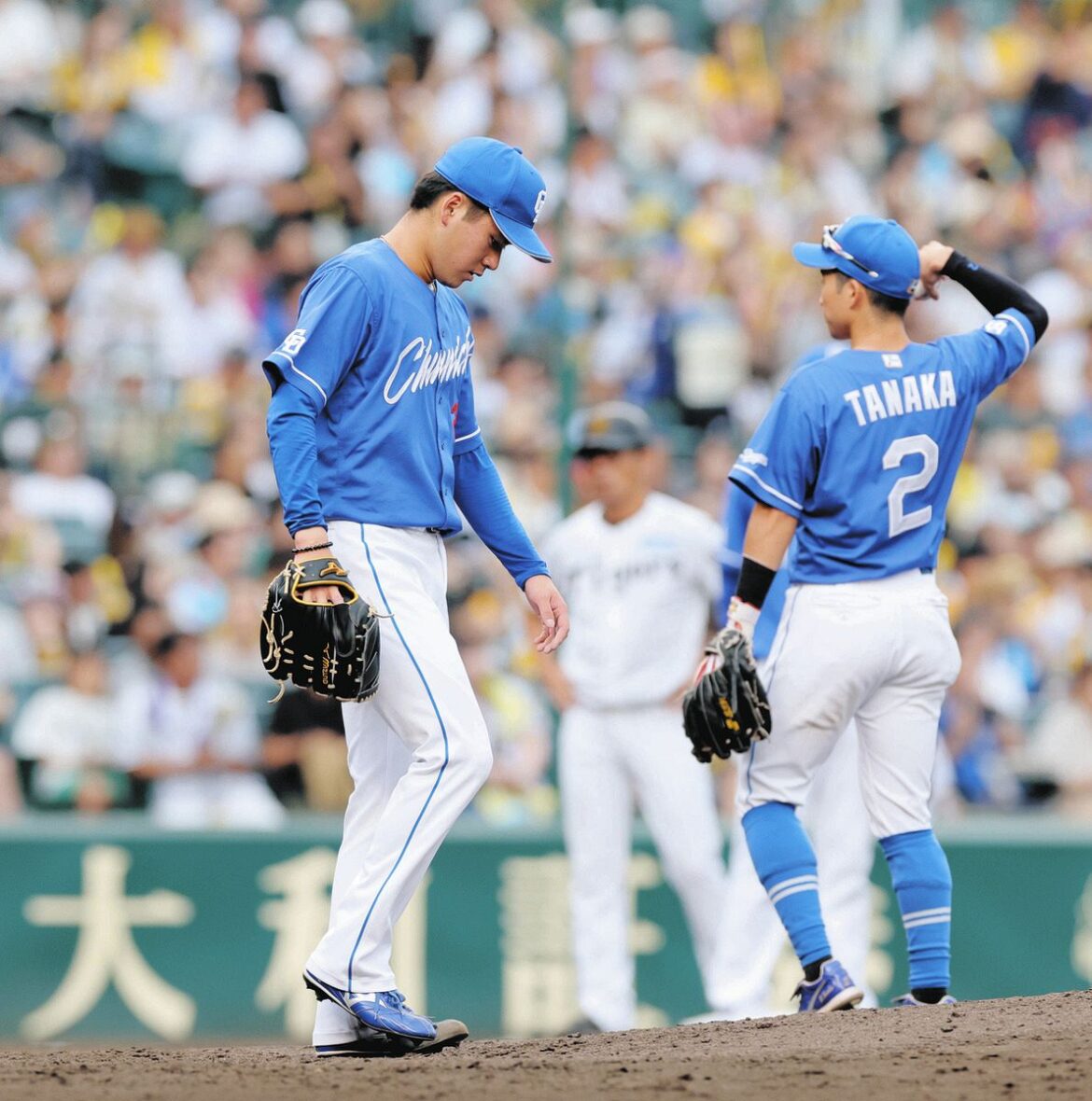 なぜかボールは内野を転々…中日・まずい守備で同点、佐藤輝の安打で2死一、三塁に、左翼・細川が遊撃・山本に返球するも…（中日スポーツ） - Yahoo!ニュース - Yahoo!ニュース