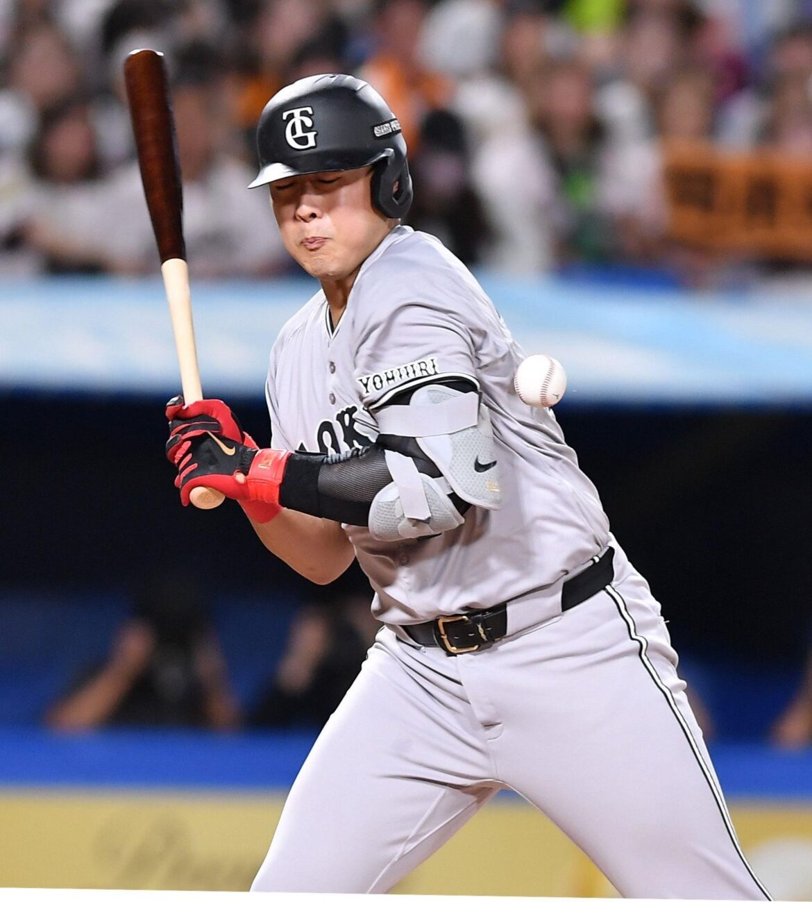 巨人・岡本和真が死球で苦笑い 前回頭部死球の奥川が再び左腕付近に 表情凍り付く 球場騒然（デイリースポーツ） - Yahoo!ニュース - Yahoo!ニュース