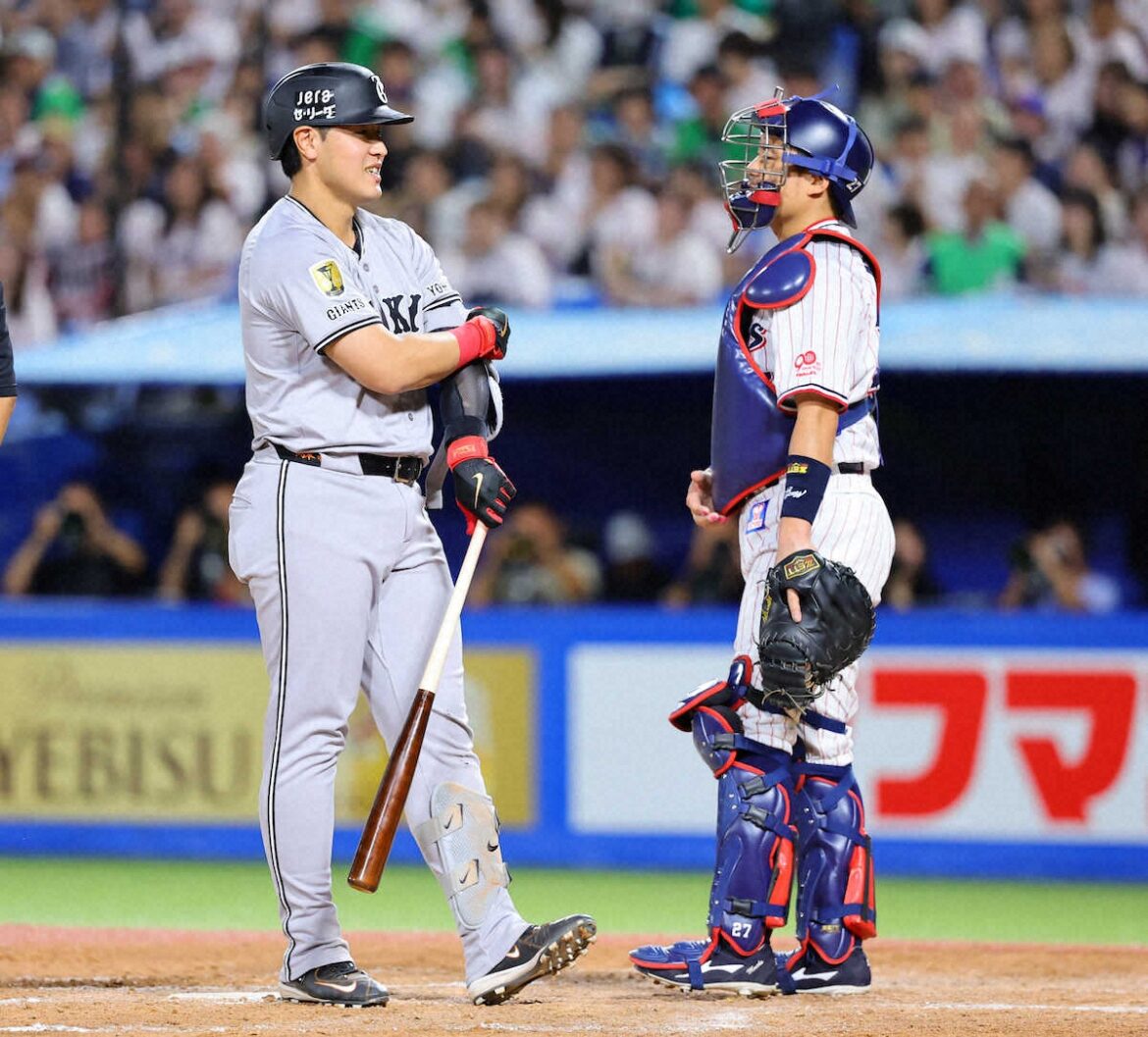 巨人・岡本和真 今月3つ目の死球もニコニコ顔で一塁ベースへ 親友・村上宗隆の神宮ラスト戦（スポニチアネックス） - Yahoo!ニュース - Yahoo!ニュース