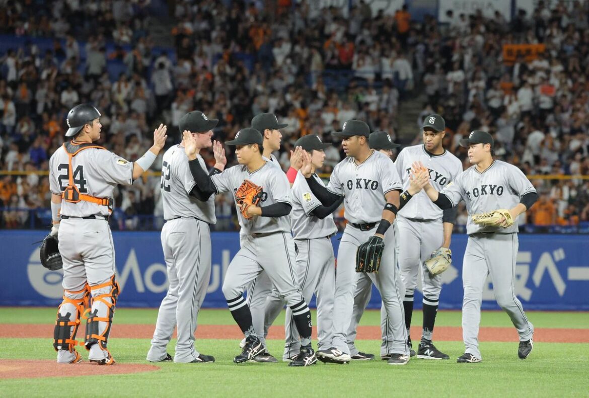 引き分けに終わりタッチを交わすナイン（カメラ・清水　武）