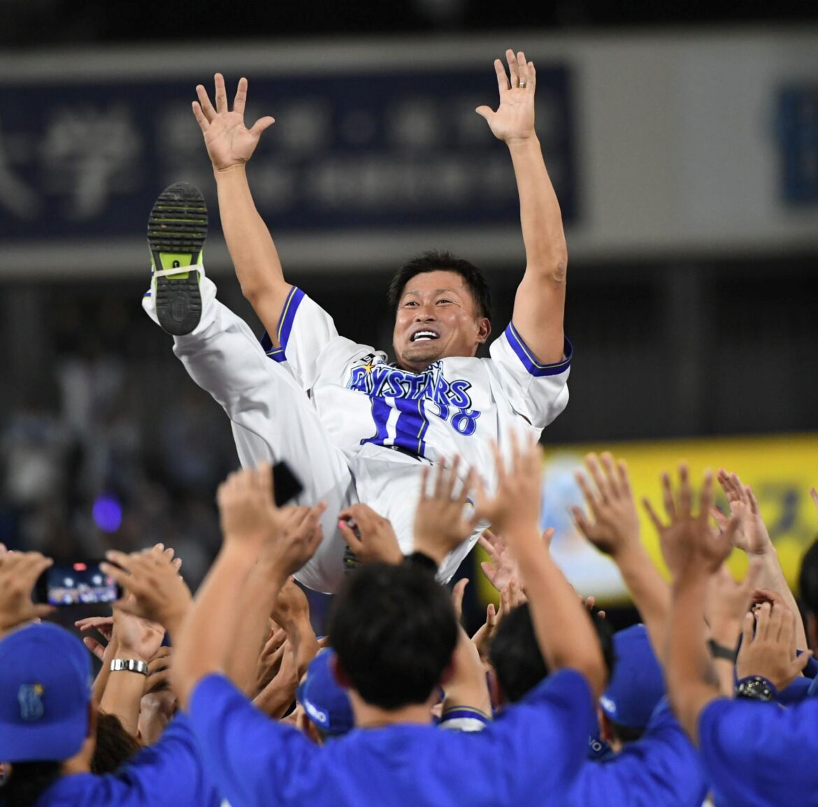 数多くのチームメートが号泣したDeNA・森唯斗の引退セレモニー 右腕は子供の登場にも涙見せず気丈に振る舞う(デイリースポーツ) – Yahoo!ニュース – Yahoo!ニュース 数多くのチームメートが号泣したDeNA・森唯斗の引退セレモニー 右腕は子供の登場にも涙見せず気丈に振る舞う(デイリースポーツ) - Yahoo!ニュース - Yahoo!ニュース