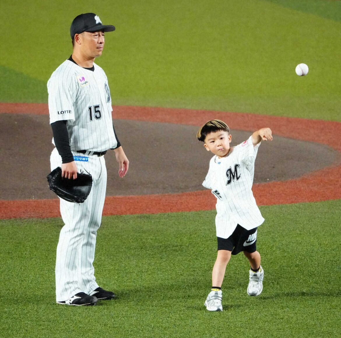 引退試合ロッテ・美馬学の長男が始球式 先天性欠損症も見事なノーバン投球 ファン「涙腺崩壊」（スポニチアネックス） - Yahoo!ニュース - Yahoo!ニュース