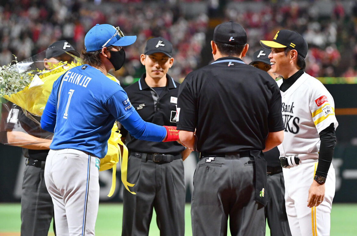 【日本ハム】新庄監督、メンバー票交換で粋な花束サプライズ 小久保監督も満面の笑み（日刊スポーツ） - Yahoo!ニュース - Yahoo!ニュース