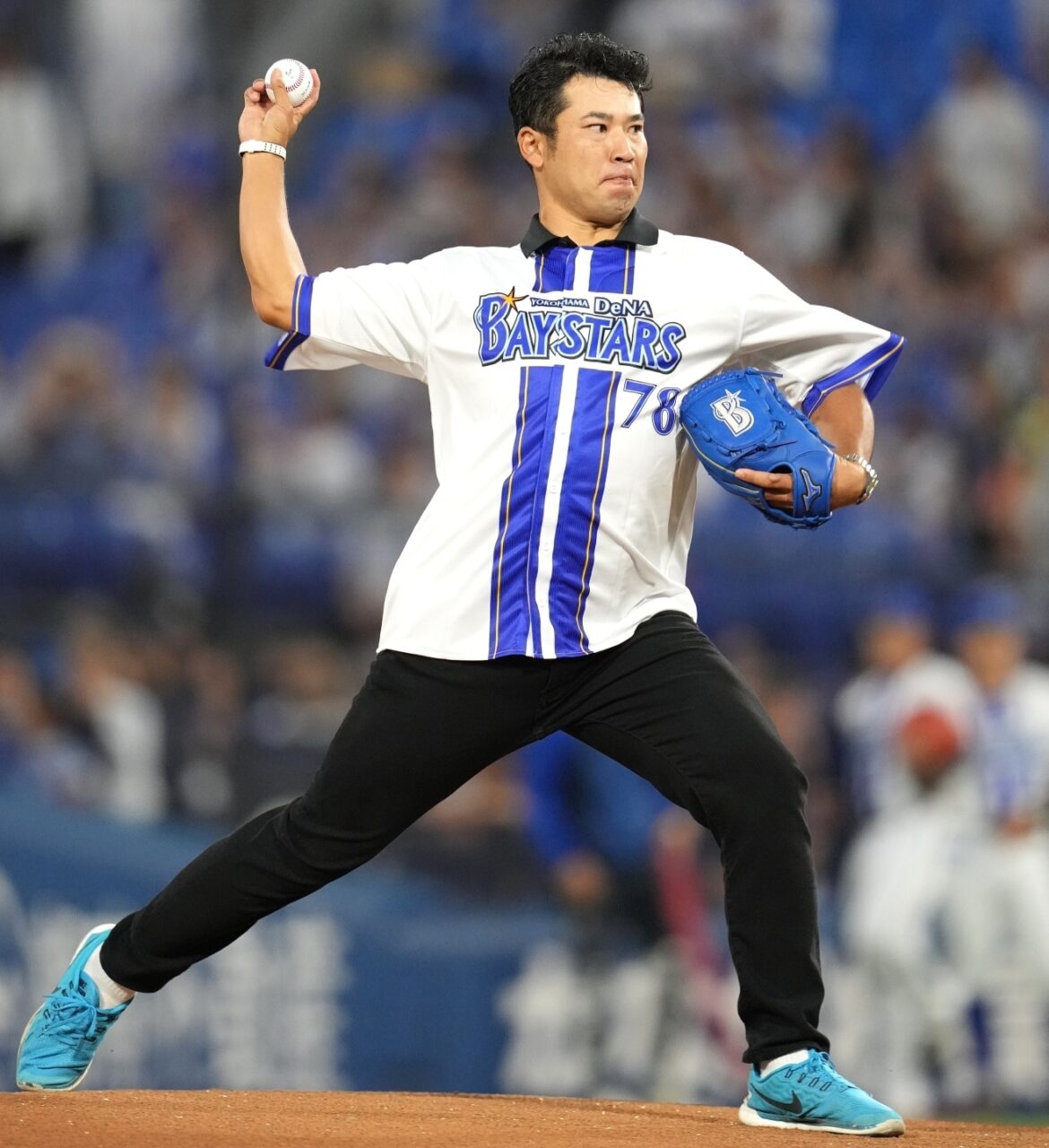 「まじ完璧すぎたわ！」ハマスタ始球式に登場した超大物の“剛速球ノーバン”にスタンド騒然！「やはり一流は一流を知る」「めちゃくちゃ風格あるな」（THE DIGEST） - Yahoo!ニュース - Yahoo!ニュース