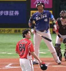 ８回２死一塁、西武・セデーニョに左越えへ２点本塁打を浴びる上茶谷（撮影・栗木一考）