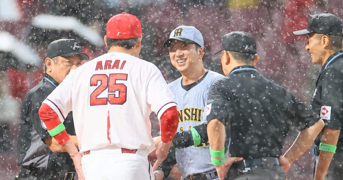 広島―阪神はプレーボール遅れる 藤川球児監督は大雨の中、全力疾走でメンバー表を交換 – サンスポ 広島―阪神はプレーボール遅れる 藤川球児監督は大雨の中、全力疾走でメンバー表を交換 - サンスポ