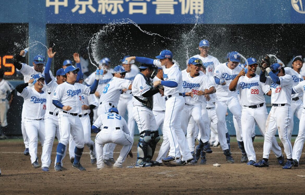 中日2軍、ウエスタン14年ぶり17度目優勝! ソフトバンクを振り切り逆転の5連勝締め:中日スポーツ・東京中日スポーツ – 中日新聞Web ソフトバンクを破ってウエスタン・リーグ優勝を決め、歓喜の中日ナイン