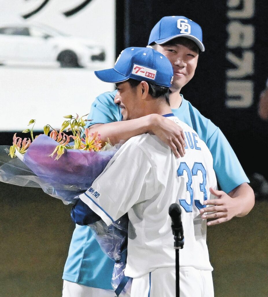 中日・大野雄大、自己最多に並ぶ11勝目かけ21日の巨人戦先発 200勝かかる同学年・田中将大と2度目の投げ合い:中日スポーツ・東京中日スポーツ – 中日新聞Web 祖父江の引退セレモニーで祖父江と抱き合う大野
