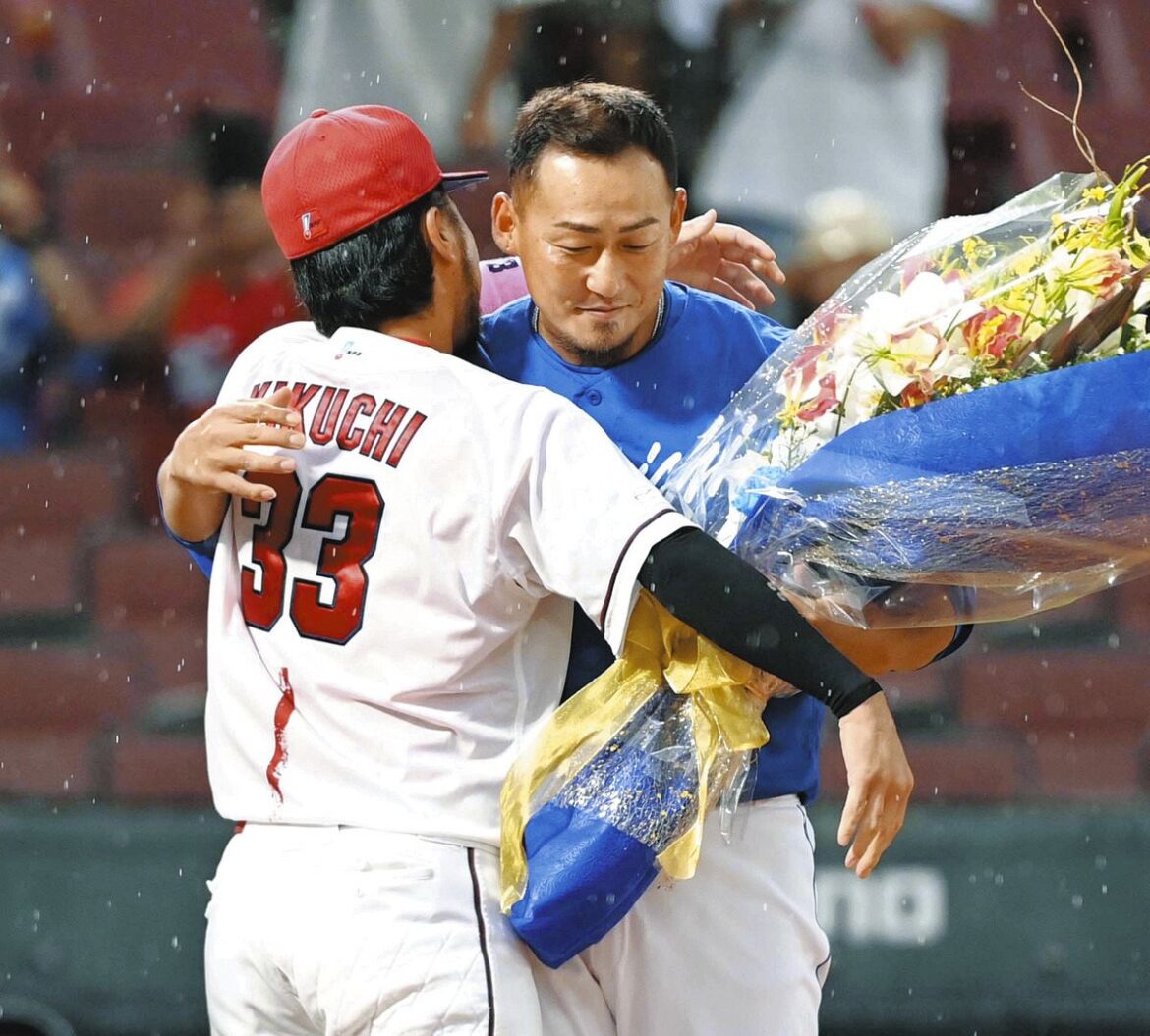 中日・中田翔、「感情的になるのをすごく我慢した」広島・菊池から花束 互いに認め、切磋琢磨した同学年の盟友からのサプライズ:中日スポーツ・東京中日スポーツ – 中日新聞Web 試合後、広島・菊池(左)から花束を贈られ抱き合う中田