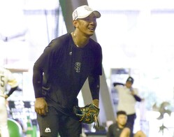 福岡県筑後市のファーム施設でノックを受ける今宮