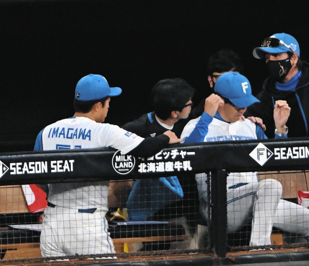８回１死、ソフトバンク・近藤の折れたバットが日本ハムベンチに飛び込み八木コーチ（左から３人目）を直撃