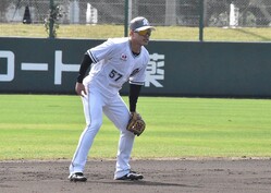  ショートで守備練習するロッテ・小川龍成［撮影＝岩下雄太］ 