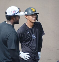 チームメートと会話する今宮