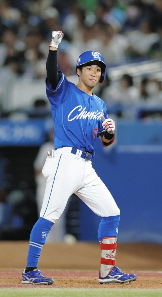 ８回表、適時打を放ちポーズをとる田中（大橋脩人撮影）