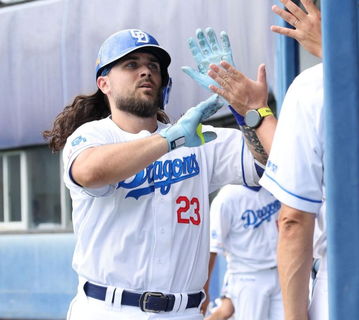 【中日2軍】チェイビス、ソフトバンクとの3連戦初戦で先制ソロ 3連勝ならウエスタン逆転優勝:中日スポーツ・東京中日スポーツ – 中日新聞Web 2回、先制ソロを放ち、ナインとタッチを交わす中日・チェイビス