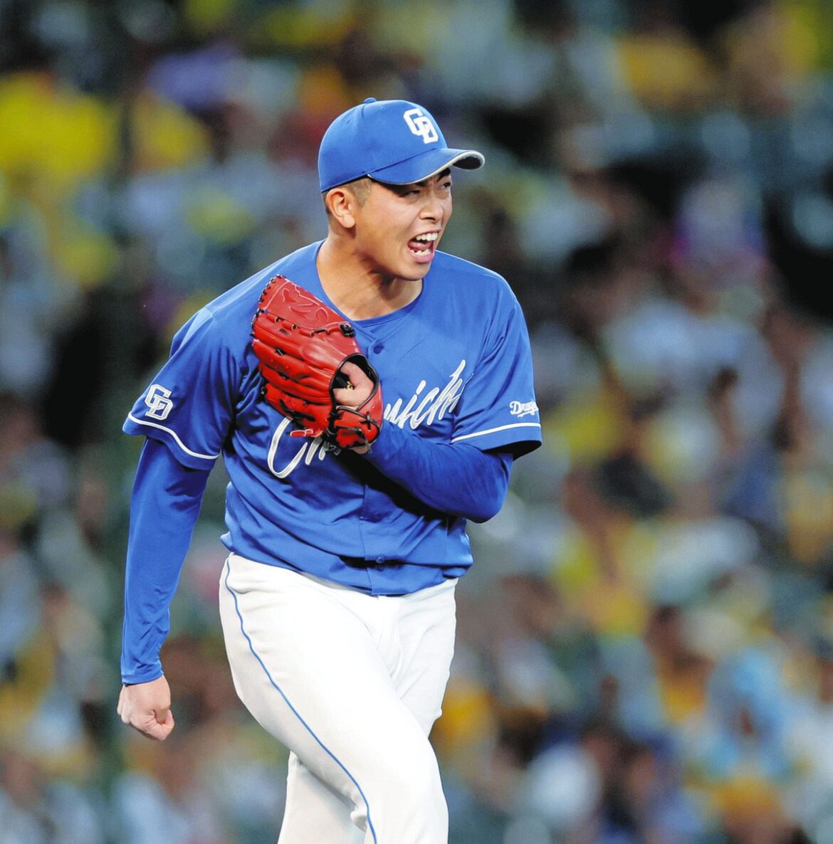 ９回裏２死一塁、佐藤輝を空振り三振に仕留め、雄たけびを上げる松山＝甲子園球場で