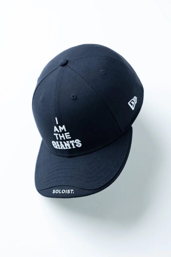 TAKAHIROMIYASHITATheSoloist. のアイコニックなロゴである「I AM THE SOLOIST」を、この企画のために「I AM THE GIANTS」へとアレンジ。フロント部分にて圧倒的な存在感を放っている。