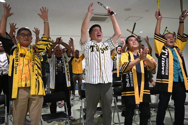 阪神優勝に　宜野座歓喜　「六甲おろし」熱唱