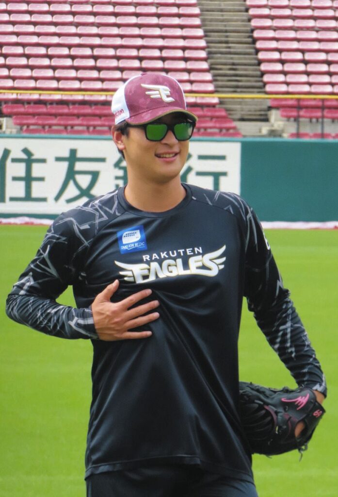 前日に打球が右胸直撃、楽天・内星龍が元気に練習参加 「キャッチボールも問題なかった」:中日スポーツ・東京中日スポーツ – 中日新聞Web 先発投手陣の練習に参加した楽天・内