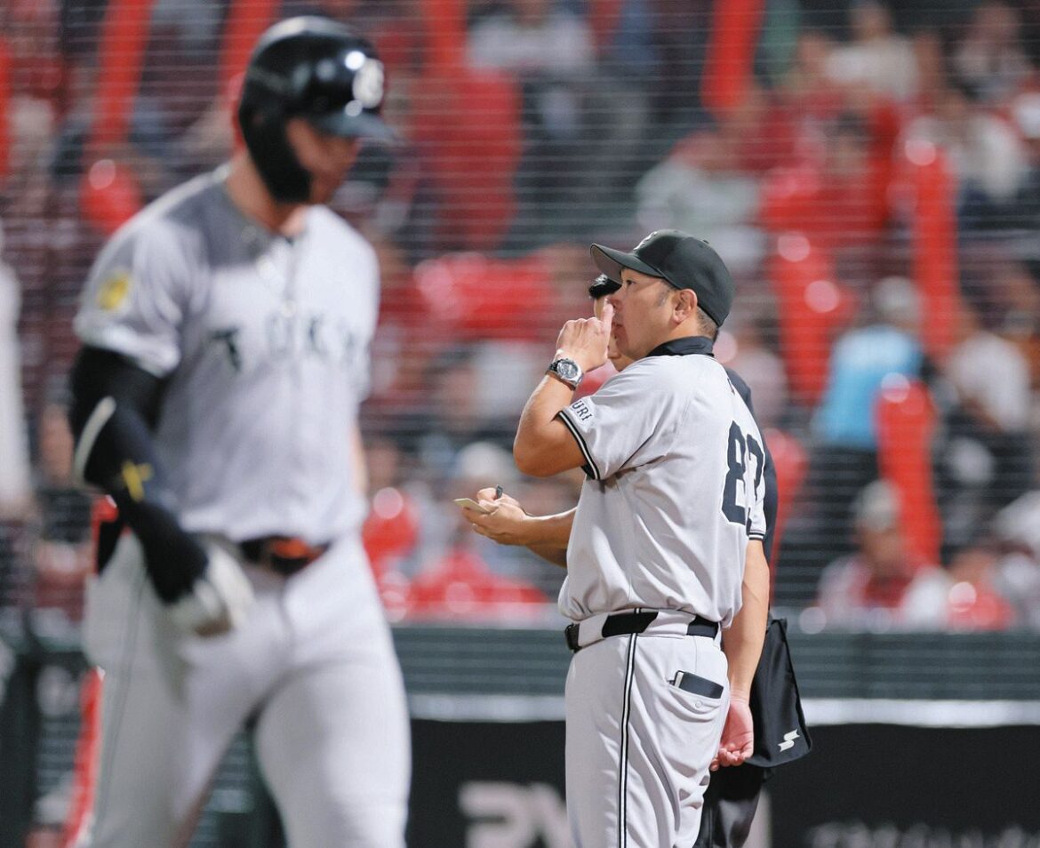 広島―巨人　７回表を終え、選手交代を告げる巨人・阿部監督。手前は空振り三振に倒れたキャベッジ