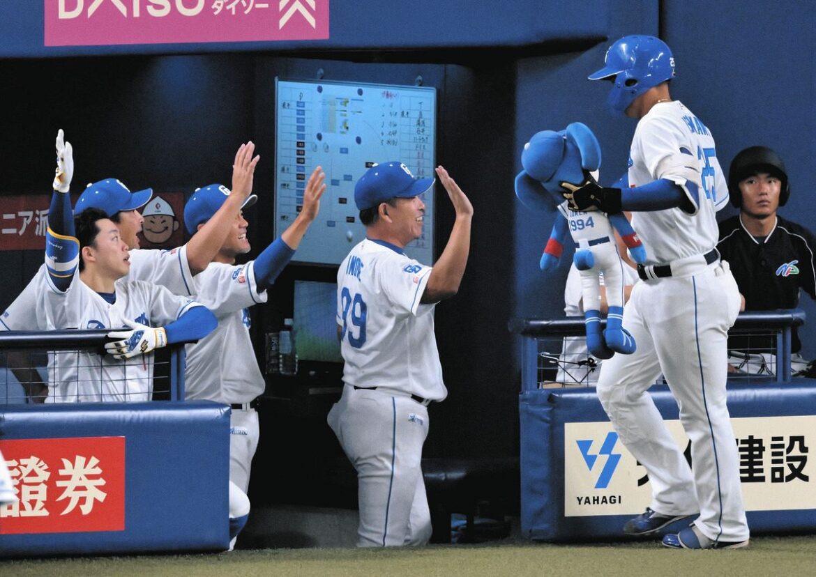 【中日・井上監督語録】開幕4番の石川昂弥に今季1号「意固地にオレもなり過ぎてしまった」「何が足りないのかをちょっと自覚し始めたのかな」:中日スポーツ・東京中日スポーツ – 中日新聞Web 6回裏無死、左越えソロを放った石川昂(右)を迎える井上監督ら