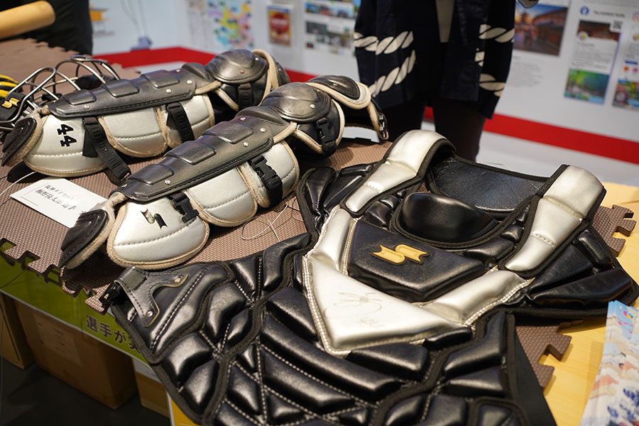 『大阪・関西万博』に展示されている「阪神タイガース」梅野隆太郎選手のキャッチャー道具（9月8日・10時50分／Lmaga.jp撮影）