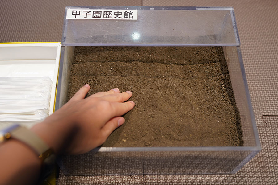 『大阪・関西万博』に展示されている「甲子園の土」は実際に触ってみることができる（9月8日・10時50分／Lmaga.jp撮影）