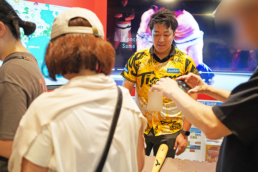 触ってOK! 阪神タイガース選手の「道具」、5日間限定で万博に | Lmaga.jp 触ってOK! 阪神タイガース選手の「道具」、5日間限定で万博に | Lmaga.jp