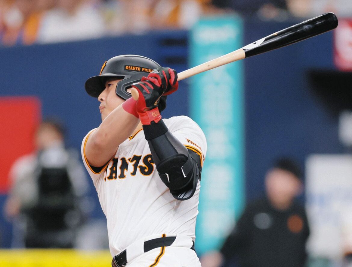 巨人、新中軸が初回から機能し4点先制 3番・泉口友汰「積極的にいきました」4番・岡本和真「いい流れに乗っていけました」:中日スポーツ・東京中日スポーツ – 中日新聞Web 巨人―ヤクルト 1回裏無死三塁、適時二塁打を放つ巨人・岡本