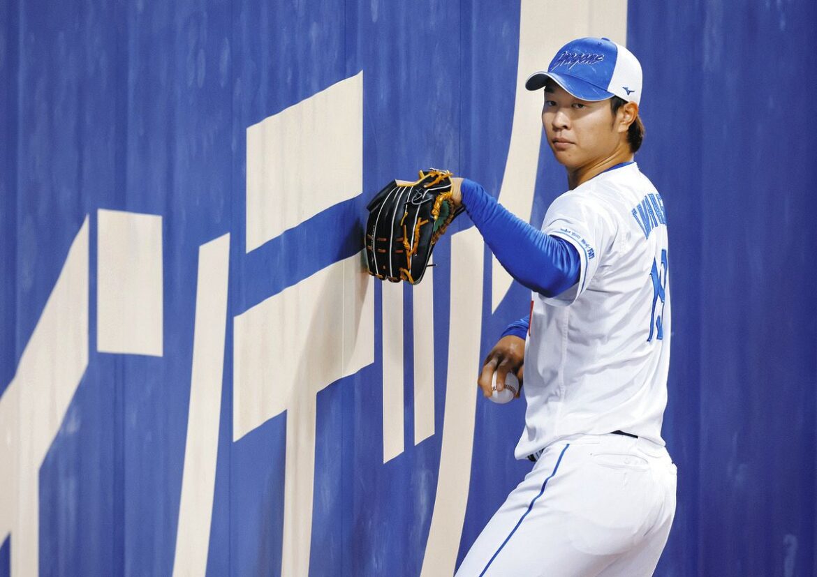 外野フェンス近くでキャッチボールする高橋宏