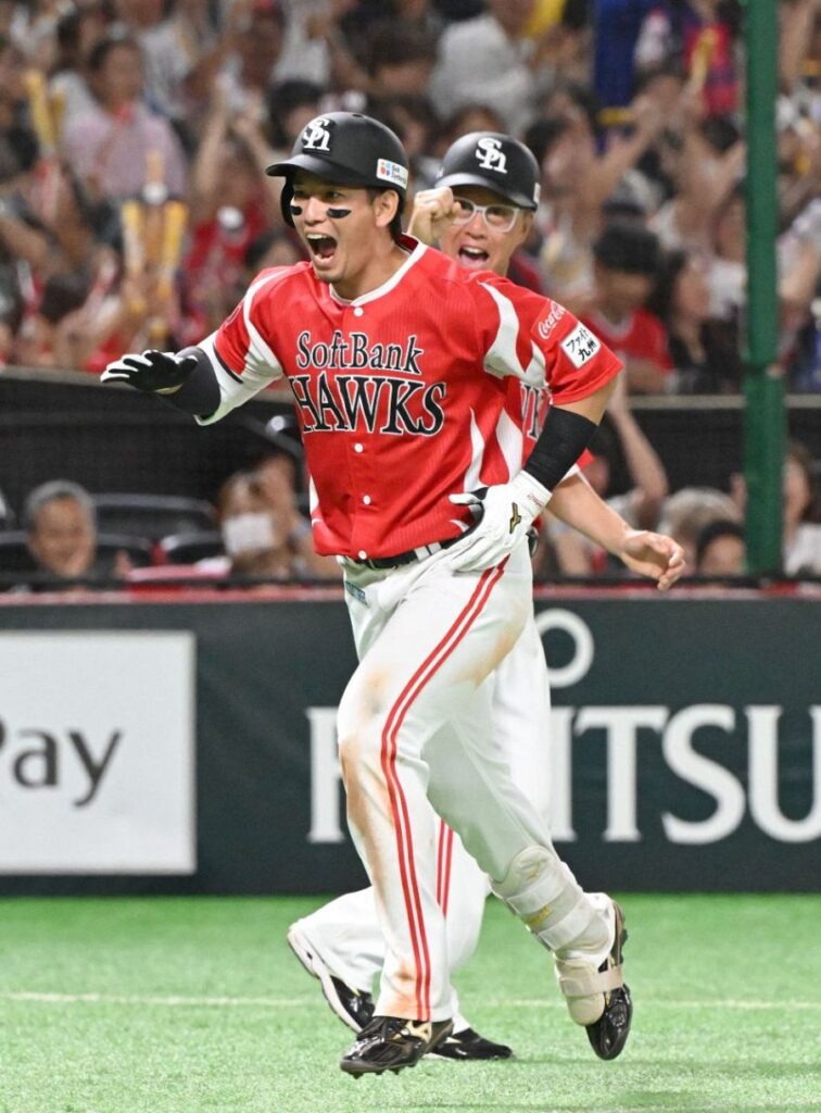 まさに不敗神話! ソフトバンク執念の逆転勝利で優勝マジック7 栗原陵矢が起死回生の同点ソロ 「カチドキレッド」で今季7戦全勝:「おっ!」でつながる地元密着のスポーツ応援メディア 西スポWEB OTTO! – 西スポWEB OTTO! まさに不敗神話! ソフトバンク執念の逆転勝利で優勝マジック7 栗原陵矢が起死回生の同点ソロ 「カチドキレッド」で今季7戦全勝:「おっ!」でつながる地元密着のスポーツ応援メディア 西スポWEB OTTO! - 西スポWEB OTTO!