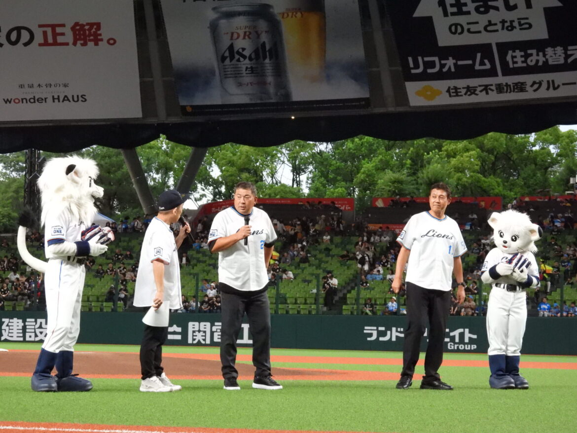 レジェンドOB 伊東勤さんと石井丈裕さんが「ライオンズ75周年シリーズ」セレモニアルピッチに登場 | 所沢なび