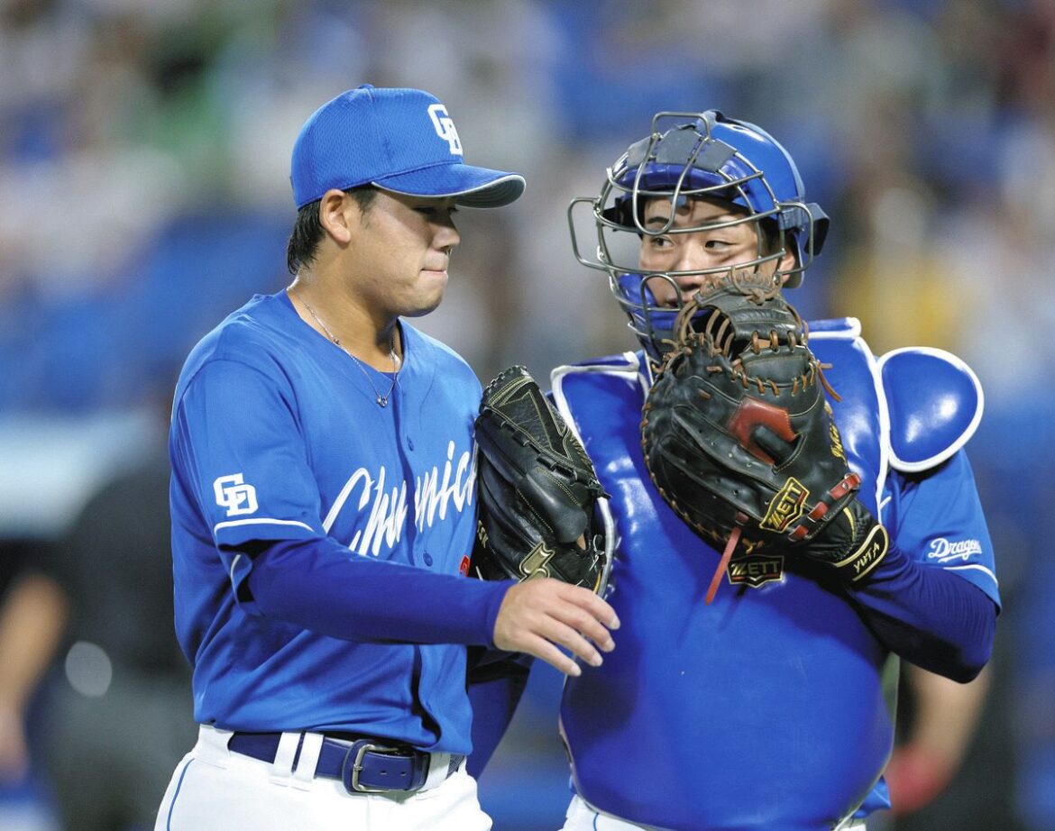 ヤクルト―中日　３回裏終了、捕手石伊（右）と言葉を交わす松木平