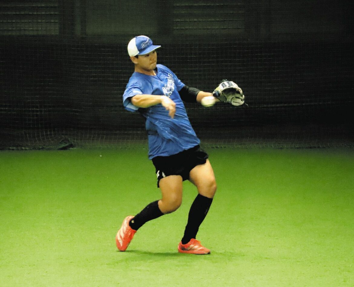 屋内練習場で守備練習をする高橋周