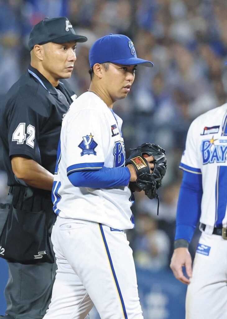 ６回表途中、治療のためベンチに戻るＤｅＮＡ・東。そのまま降板した