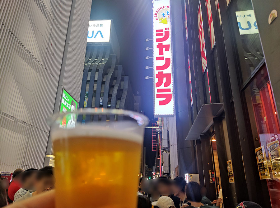 阪神タイガースのリーグ優勝を祝し、戎橋すぐのカラオケ店「ジャンカラ」でビールの無料配布がおこなわれた（9月7日・Lmaga.jp撮影）